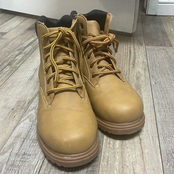 Boys Tan ankle boots 
Like new - Picture 1 of 3